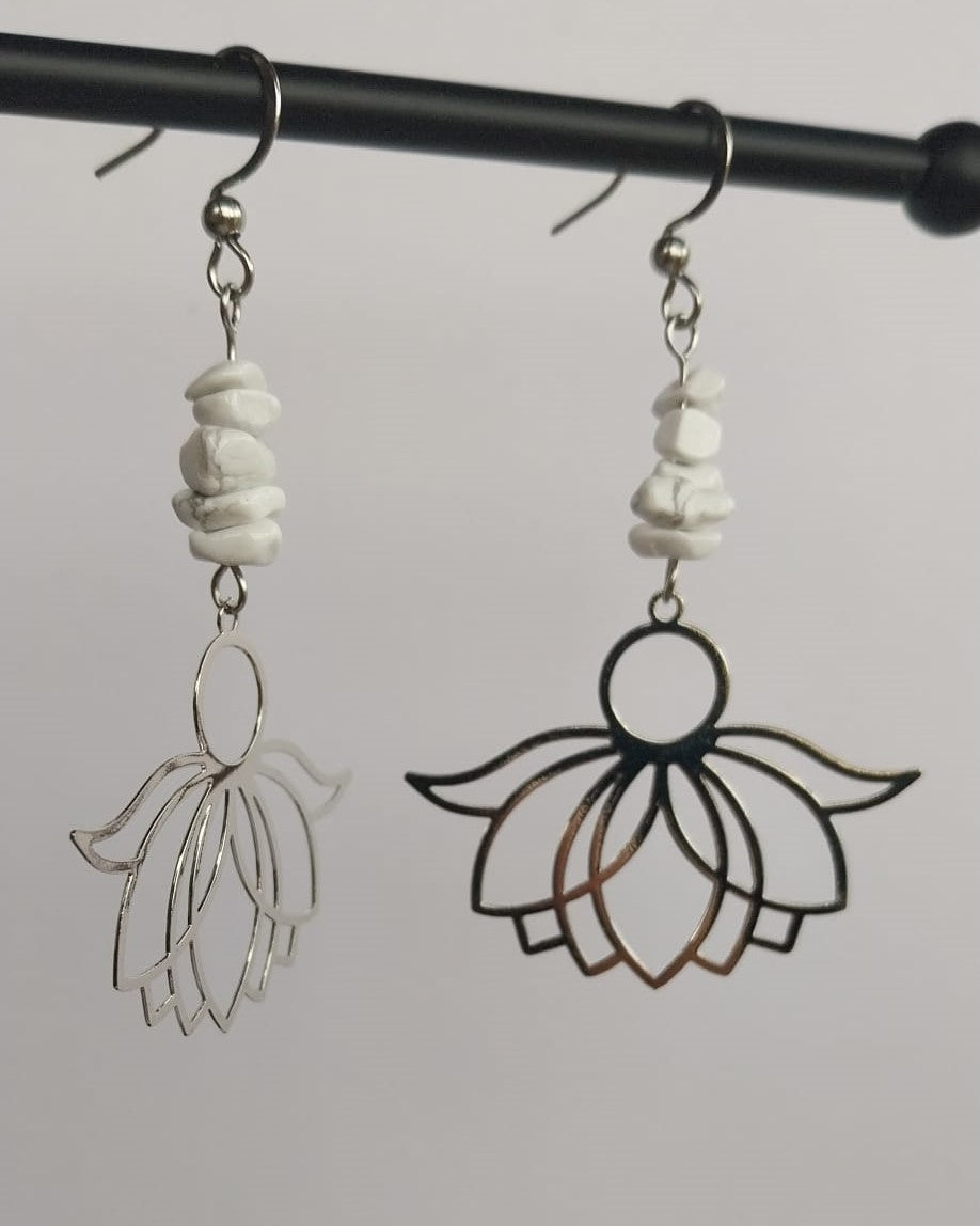 Boucles d'oreilles fleur de lotus et pierres de howlite