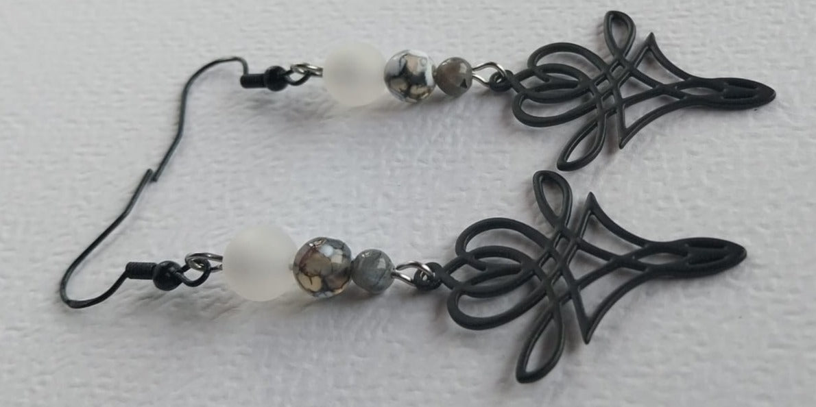 Boucles d'oreilles perles veines du dragon et breloques noires graphiques