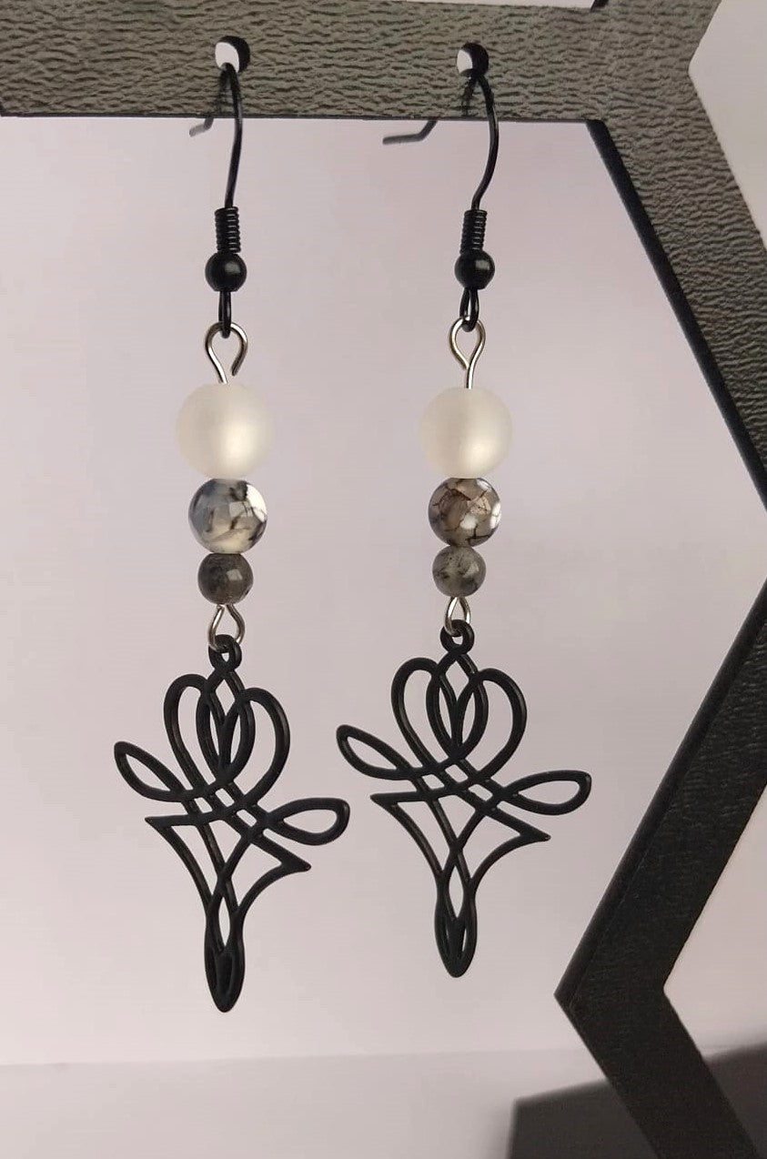 Boucles d'oreilles perles veines du dragon et breloques noires graphiques