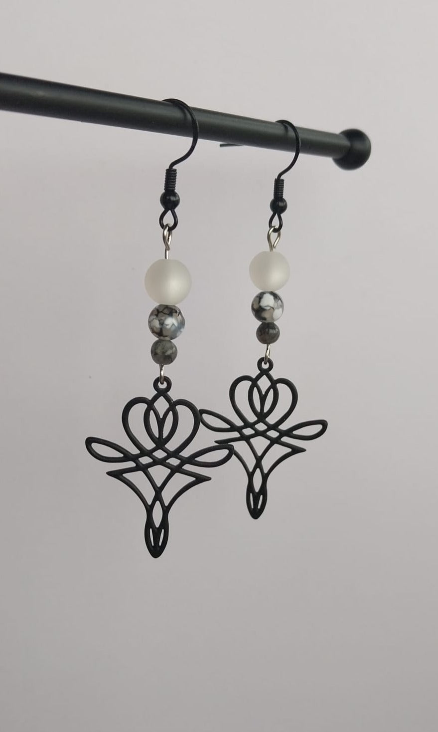 Boucles d'oreilles perles veines du dragon et breloques noires graphiques