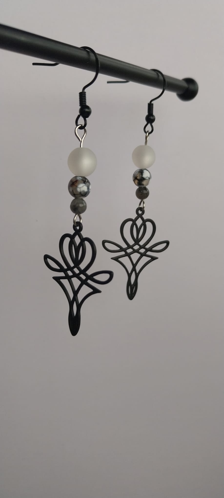 Boucles d'oreilles perles veines du dragon et breloques noires graphiques