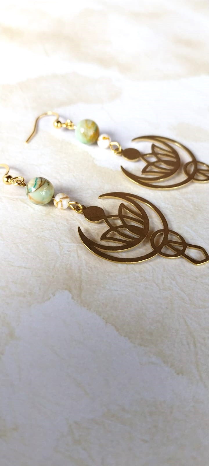 Boucles d'oreilles couleur or breloques mystiques et perles de pierre