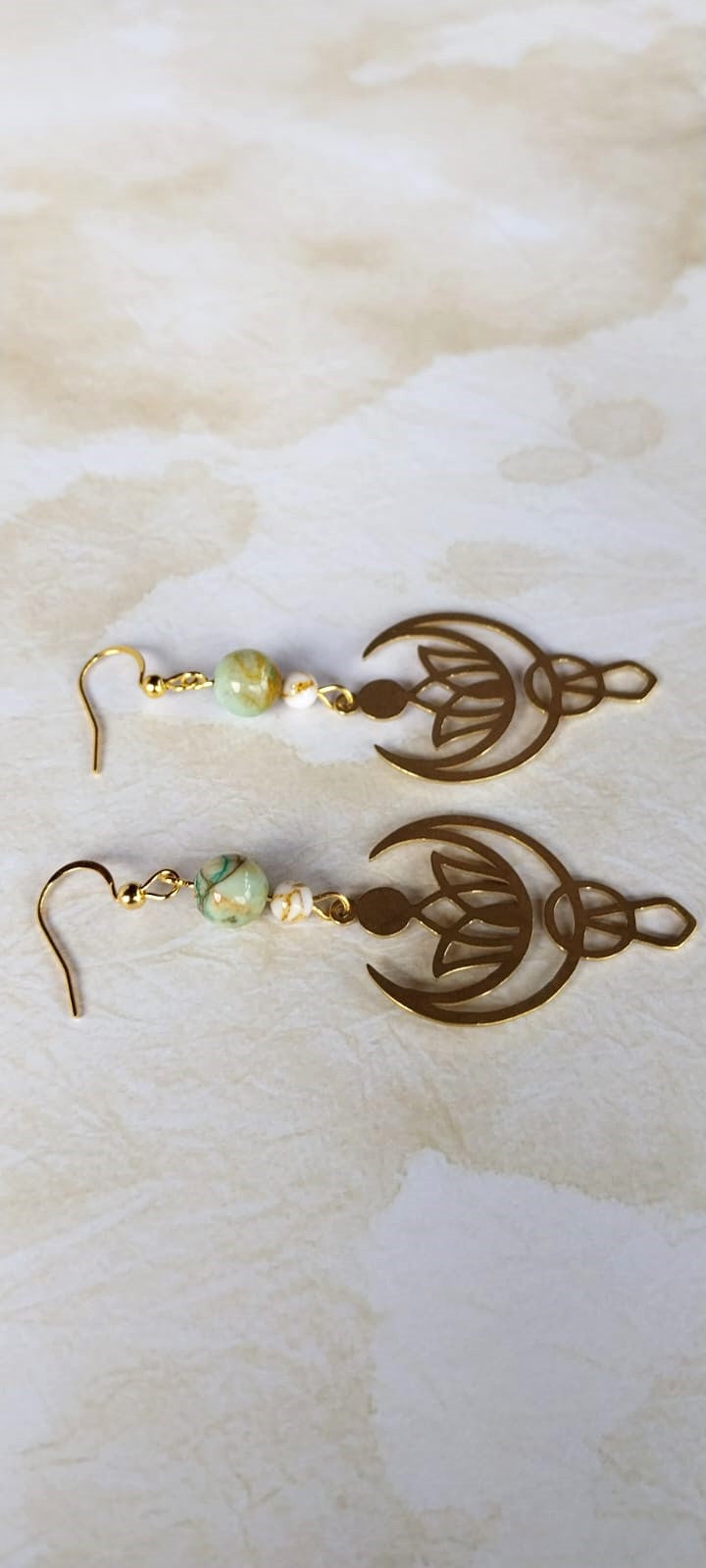 Boucles d'oreilles couleur or breloques mystiques et perles de pierre