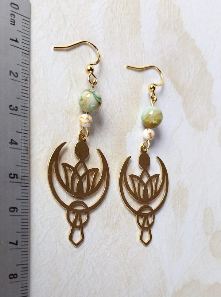 Boucles d'oreilles couleur or breloques mystiques et perles de pierre