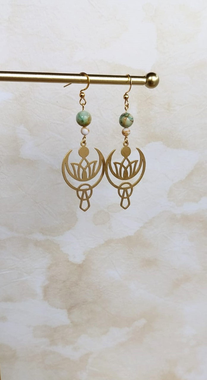 Boucles d'oreilles couleur or breloques mystiques et perles de pierre