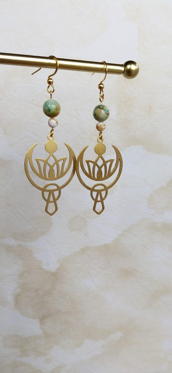 Boucles d'oreilles couleur or breloques mystiques et perles de pierre