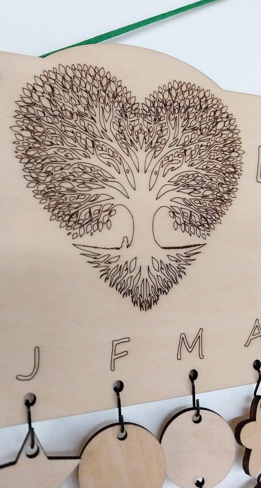 Calendrier bois gravé événements famille arbre de vie