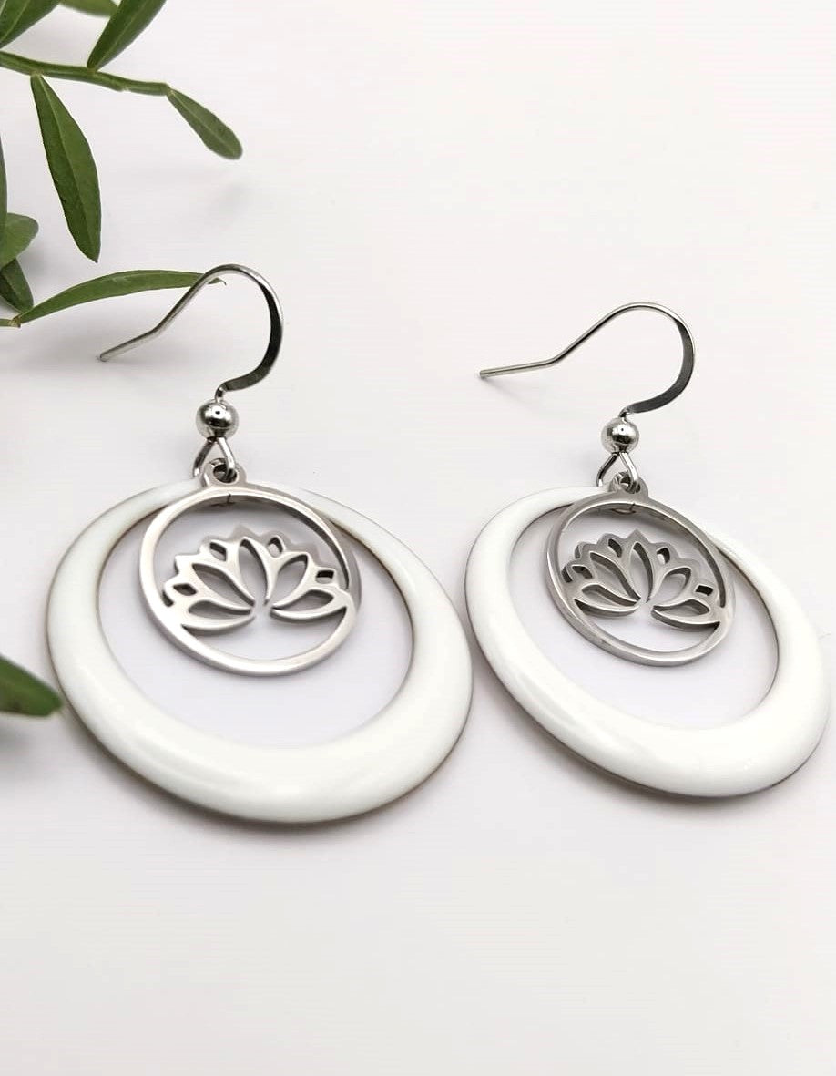 Boucles d'oreille fleur de lotus argent et breloques blanches émaillées