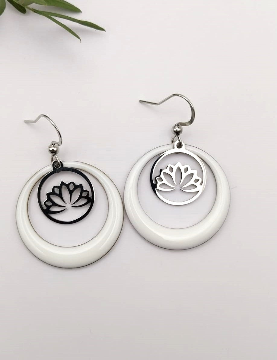 Boucles d'oreille fleur de lotus argent et breloques blanches émaillées