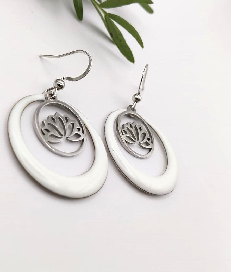 Boucles d'oreille fleur de lotus argent et breloques blanches émaillées