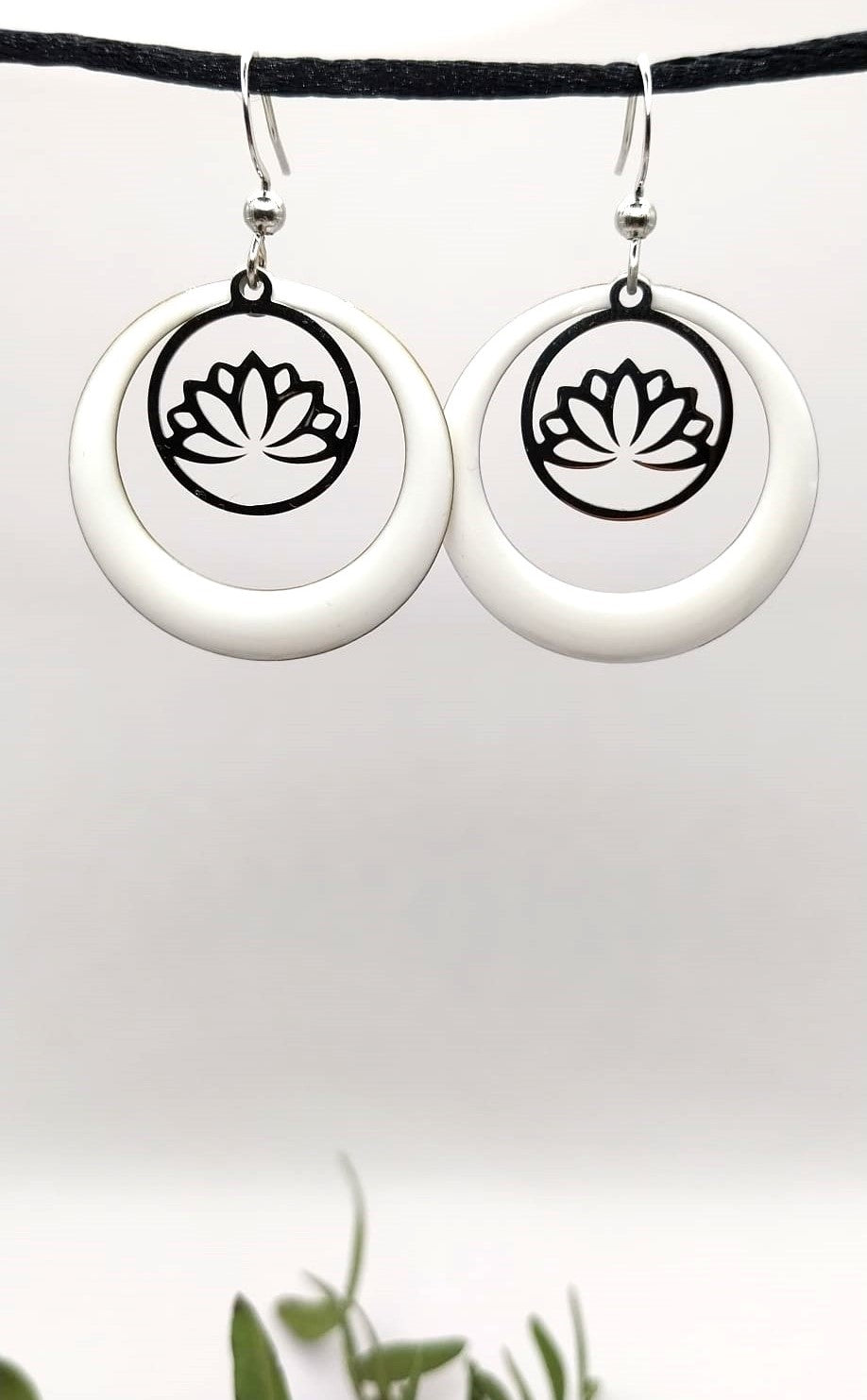 Boucles d'oreille fleur de lotus argent et breloques blanches émaillées