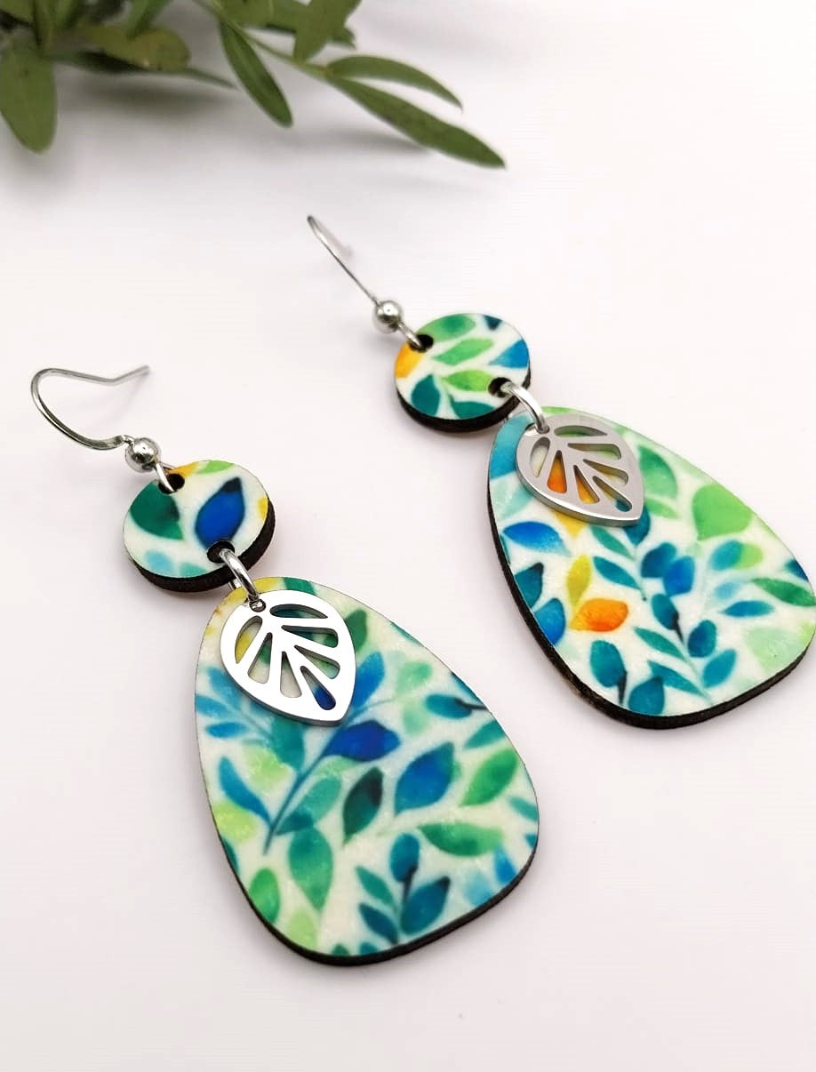 Boucles d'oreille en bois multicolore avec breloques feuille.