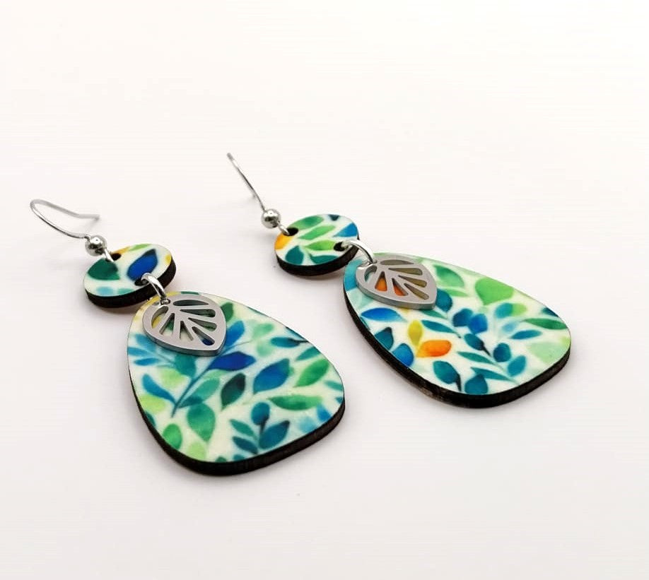 Boucles d'oreille en bois multicolore avec breloques feuille.