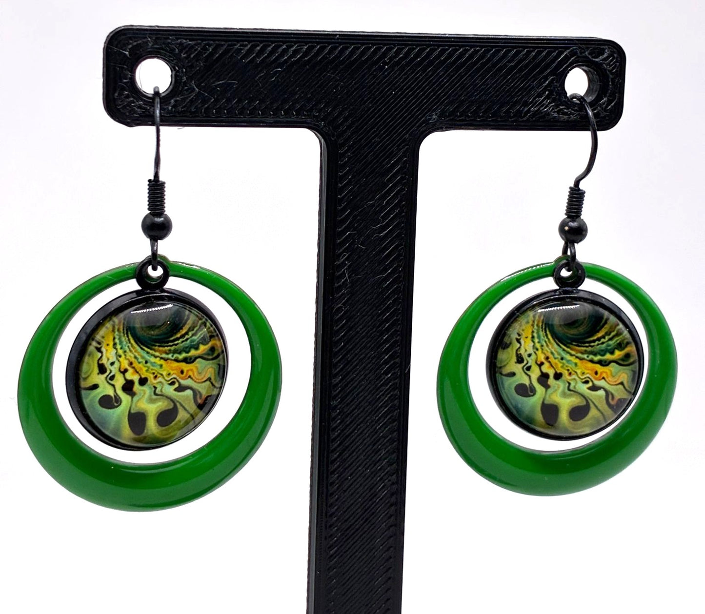 Boucles d’oreilles avec cabochon de 16 mm en verre motif psychédélique. Vert forêt.