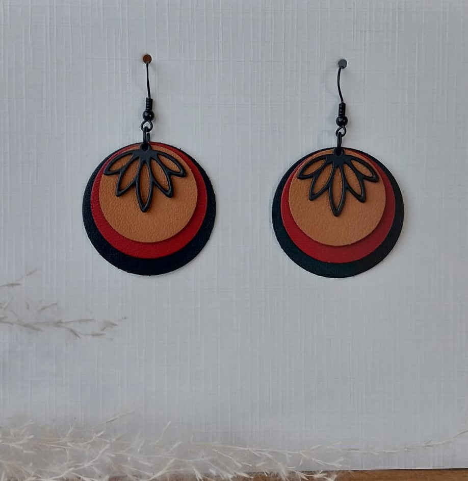 Boucles d'oreille en cuir fauve carmin et noir