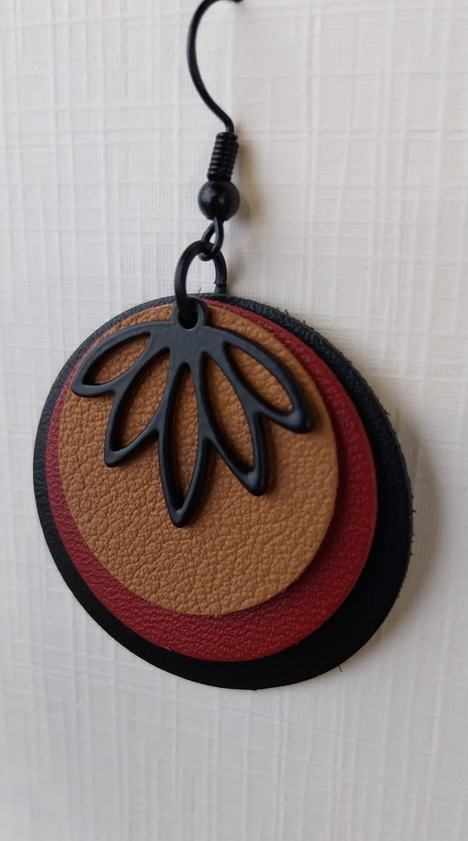 Boucles d'oreille en cuir fauve carmin et noir