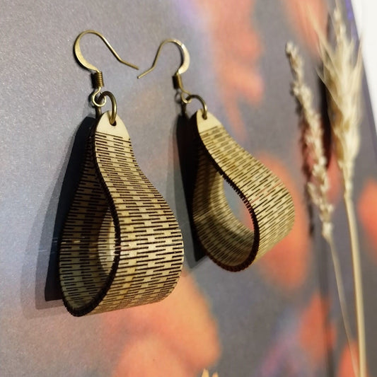Boucles d'oreille dentelle de bois flexible et graphique