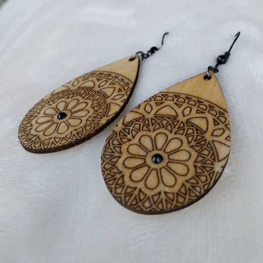 Boucles d'oreille en forme de goutte dentelle de bois gravé
