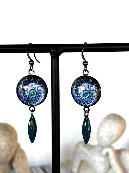 Boucles d’oreilles motif mandala bleu mauve et breloques en émail