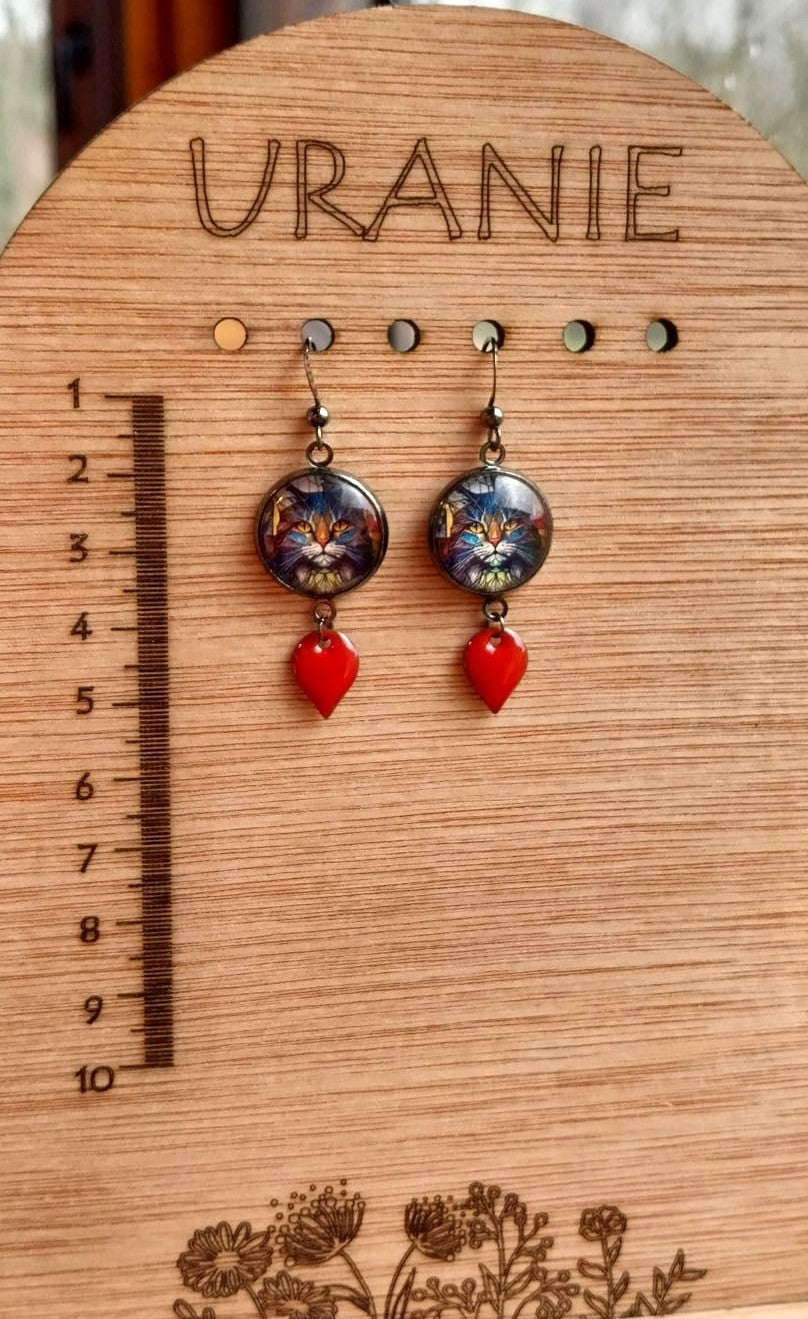 Boucles d'oreille chat mystérieux et breloque émail carmin