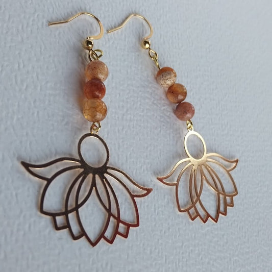 Grandes boucles d'oreilles fleur de lotus et perles veines du dragon rouge orangé.