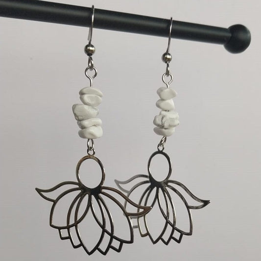 Boucles d'oreilles fleur de lotus et pierres de howlite