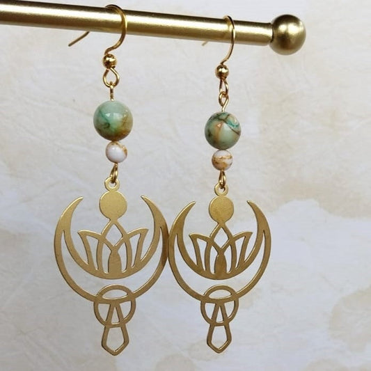 Boucles d'oreilles couleur or breloques mystiques et perles de pierre