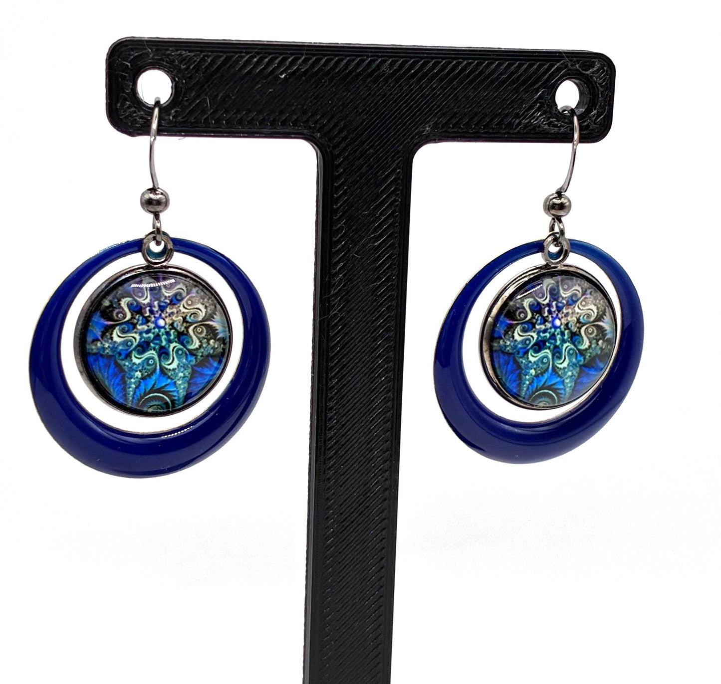 Boucles d’oreilles avec cabochon de 16 mm en verre motif psychédélique. Bleu nuit.