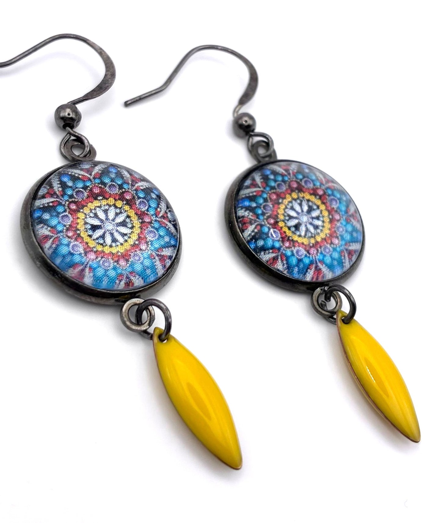 Boucles d’oreilles motif mandala multicolore. Jaune.
