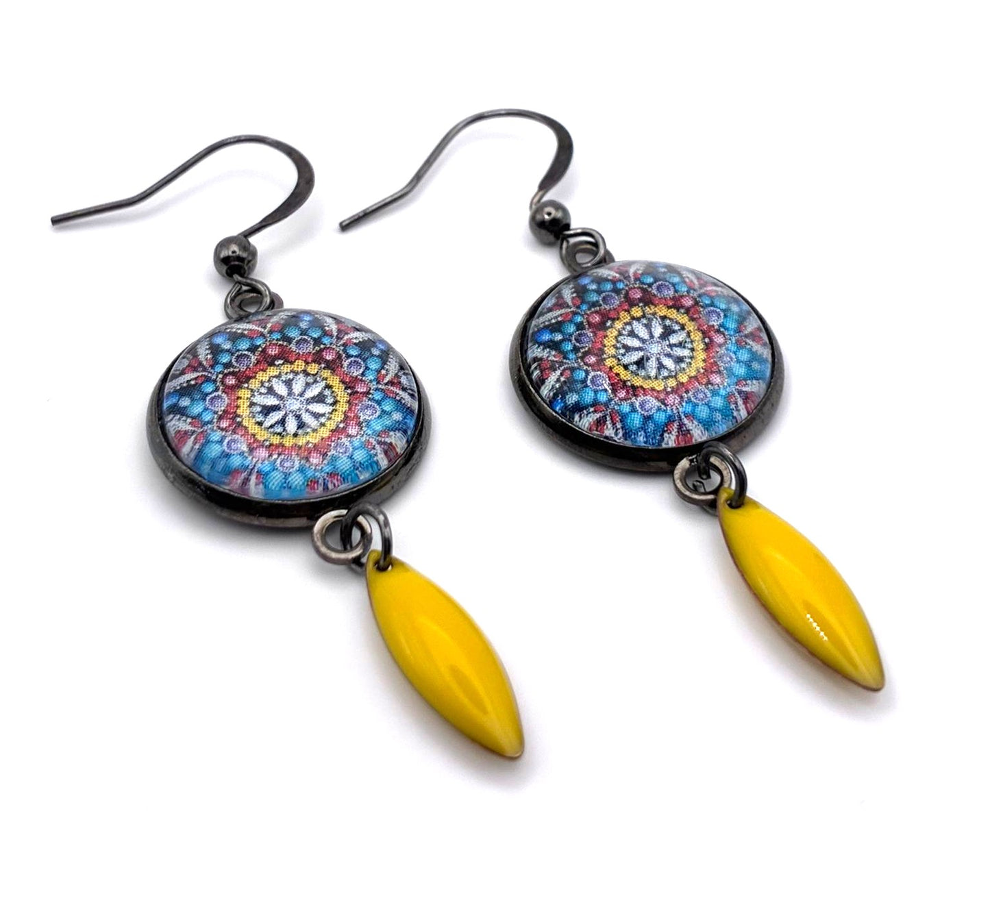 Boucles d’oreilles motif mandala multicolore. Jaune.