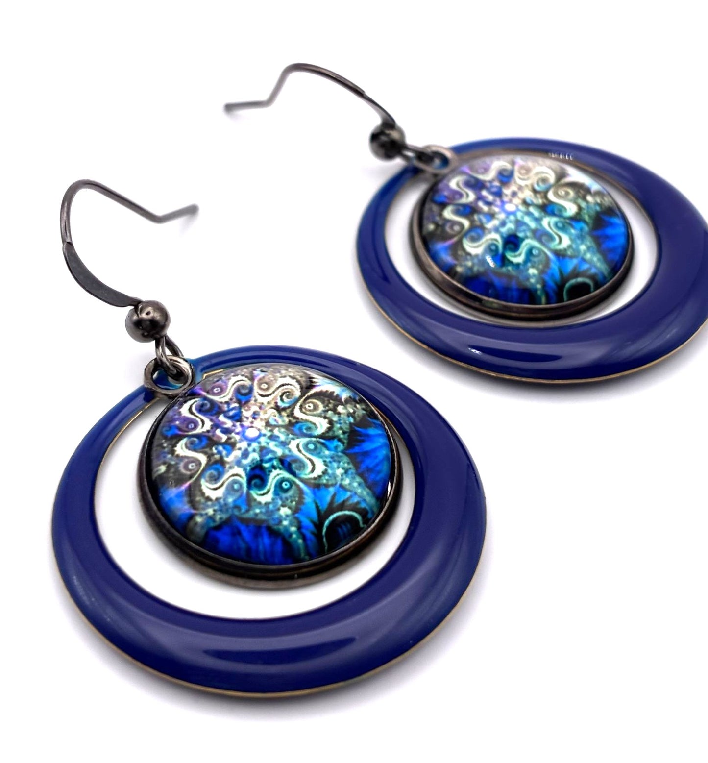 Boucles d’oreilles avec cabochon de 16 mm en verre motif psychédélique. Bleu nuit.