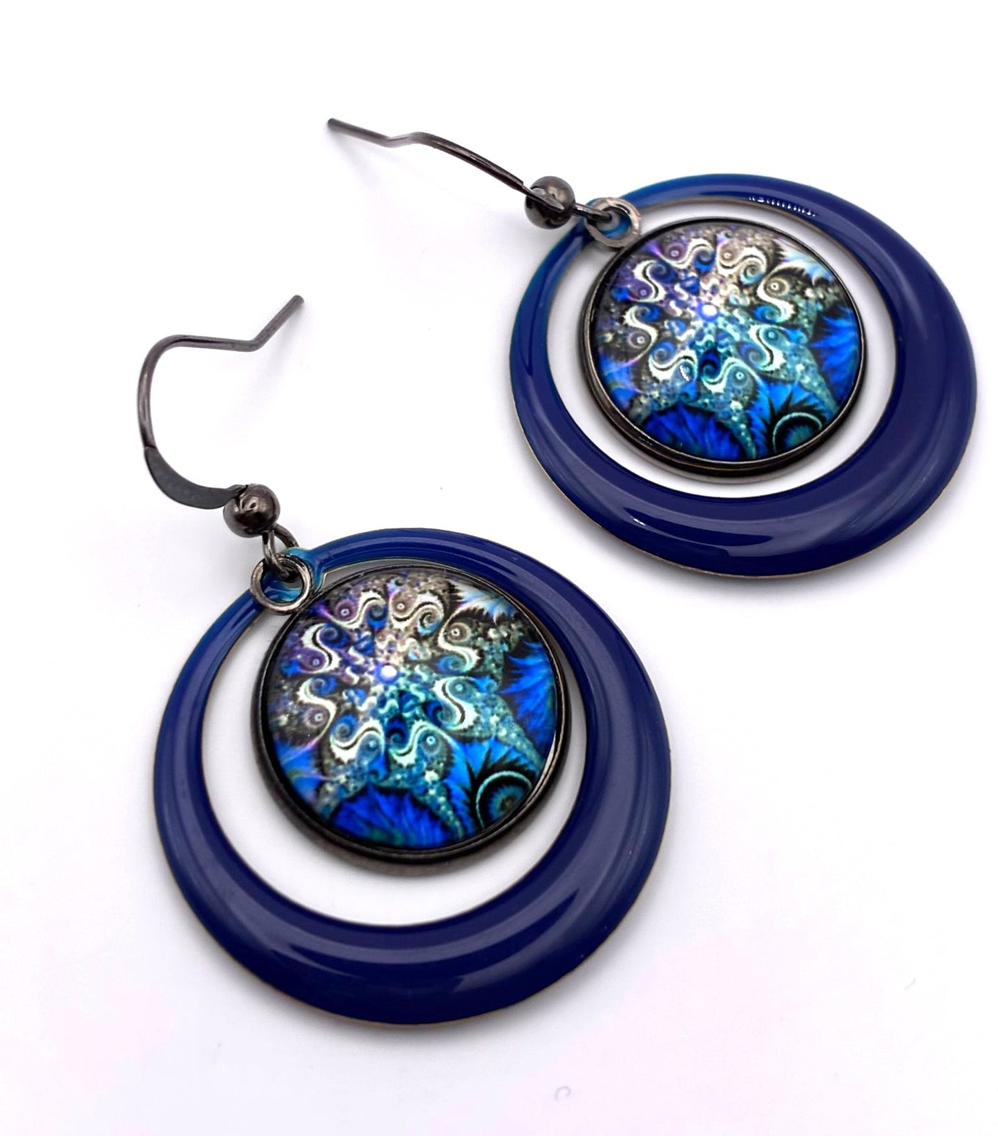 Boucles d’oreilles avec cabochon de 16 mm en verre motif psychédélique. Bleu nuit.