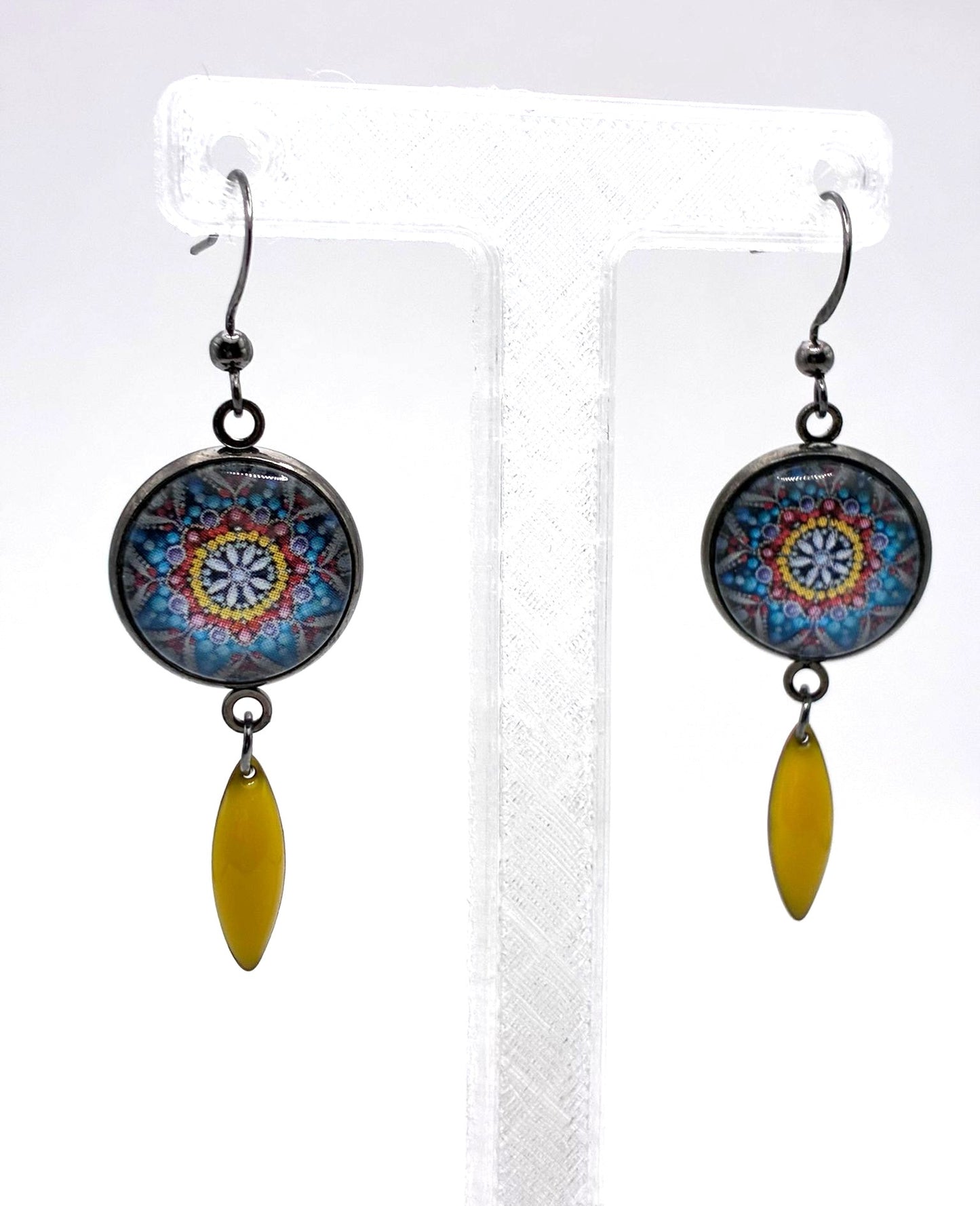 Boucles d’oreilles motif mandala multicolore. Jaune.