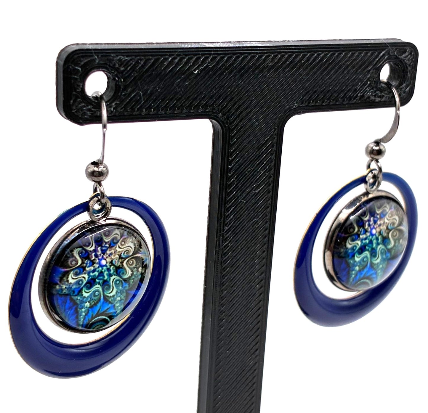 Boucles d’oreilles avec cabochon de 16 mm en verre motif psychédélique. Bleu nuit.