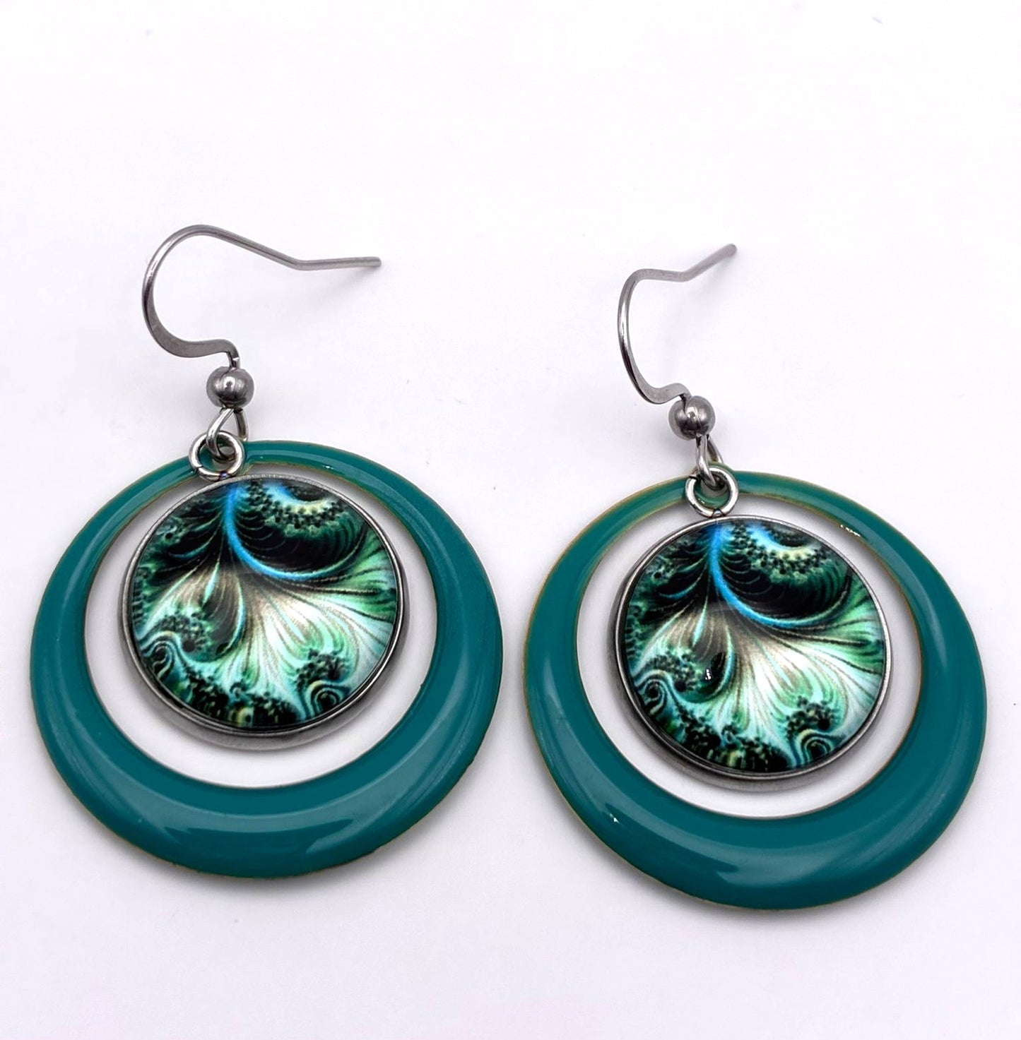 Boucles d’oreilles avec cabochon de 16 mm en verre motif spirale.