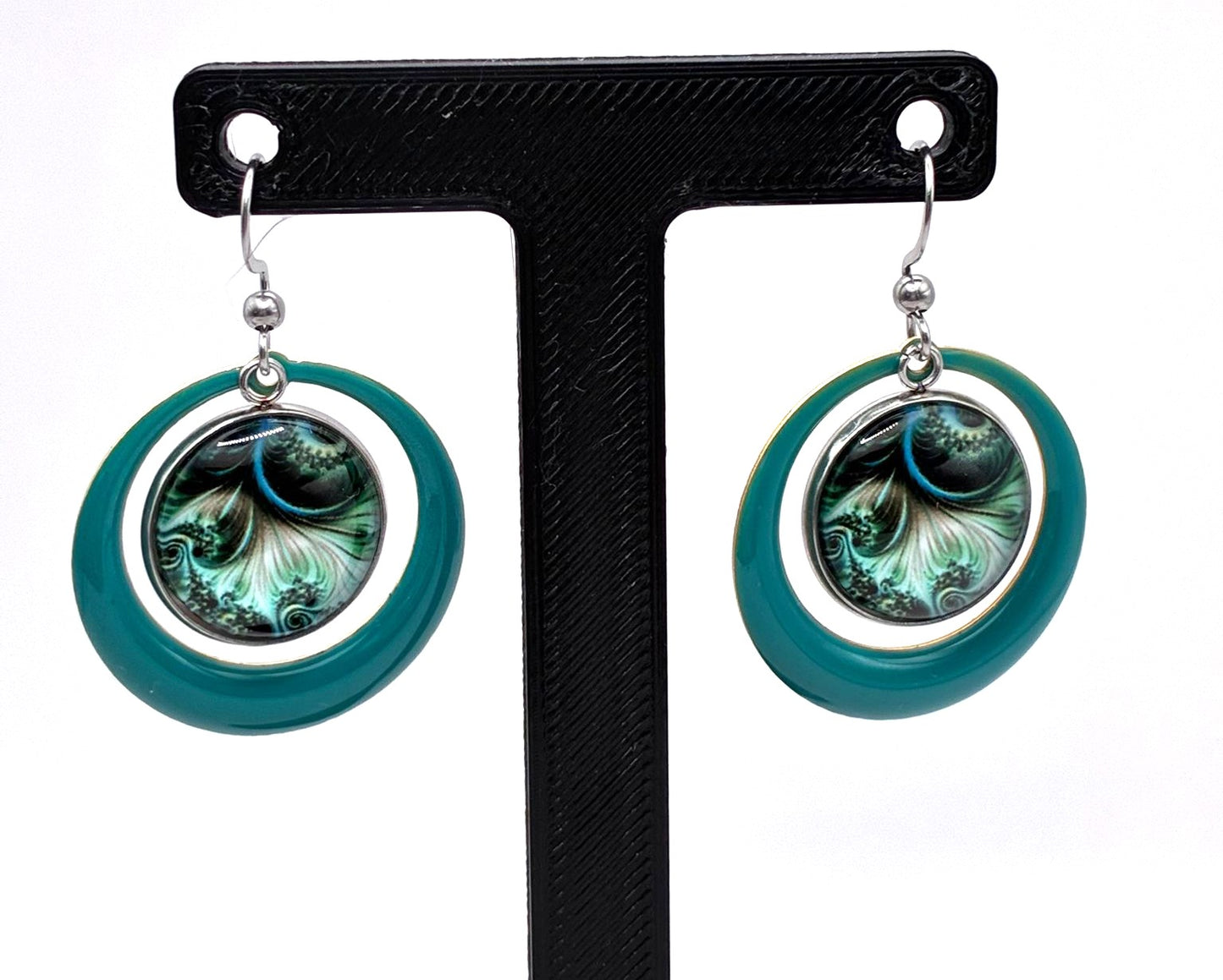 Boucles d’oreilles avec cabochon de 16 mm en verre motif spirale.