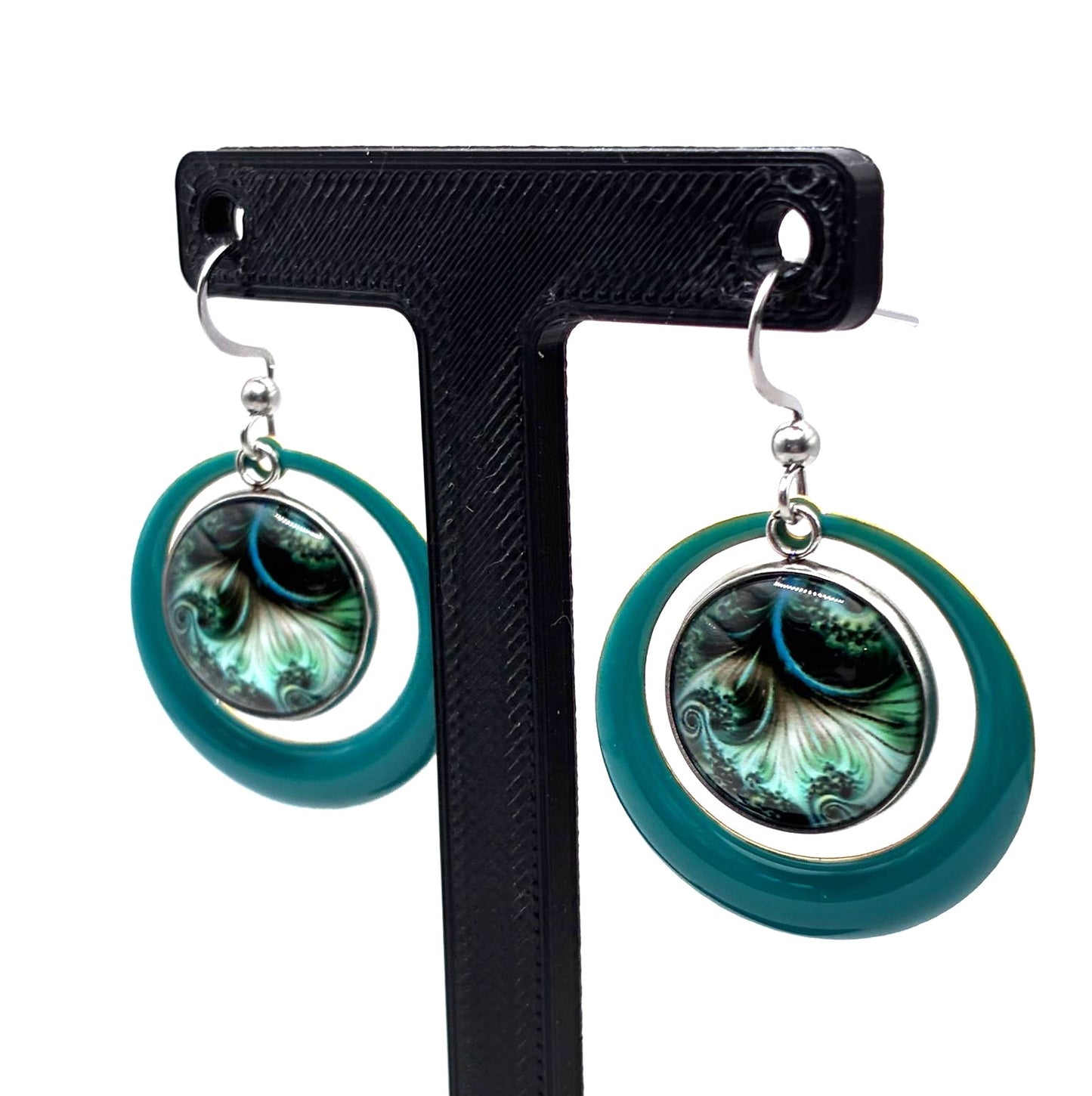 Boucles d’oreilles avec cabochon de 16 mm en verre motif spirale.