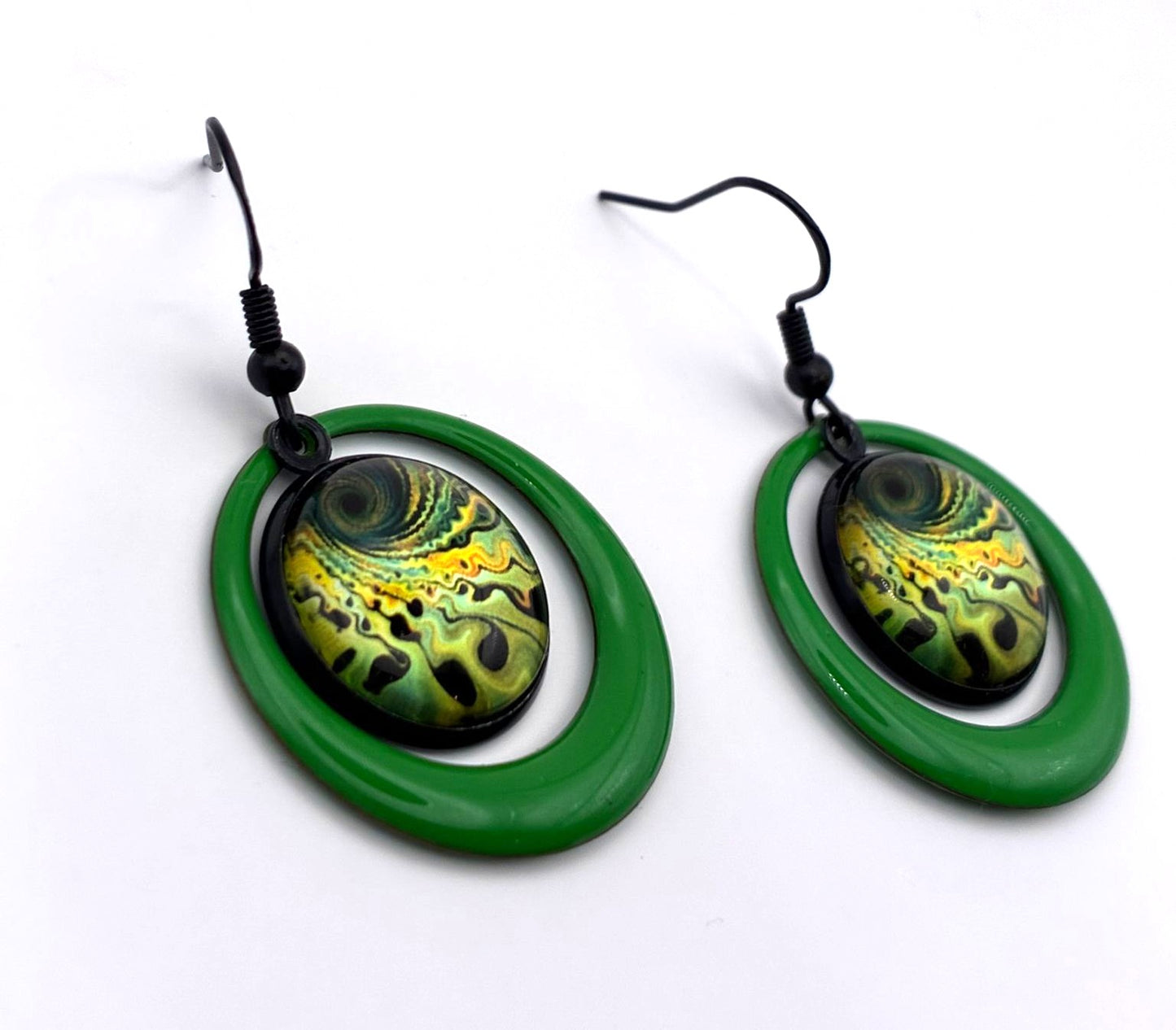 Boucles d’oreilles avec cabochon de 16 mm en verre motif psychédélique. Vert forêt.