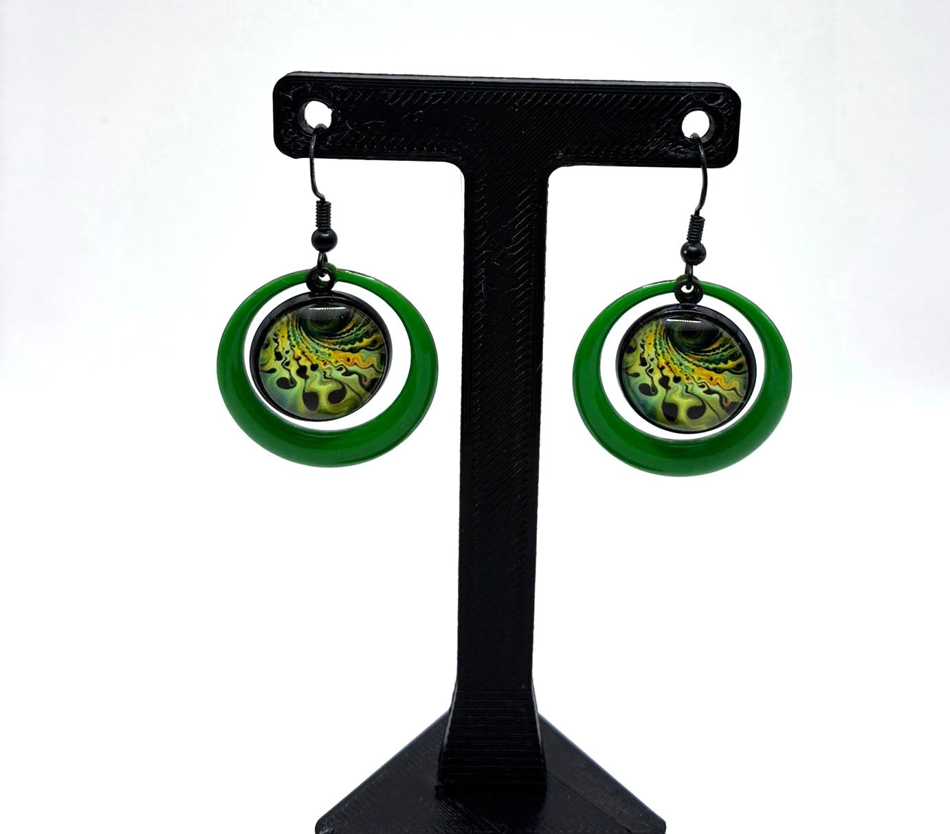 Boucles d’oreilles avec cabochon de 16 mm en verre motif psychédélique. Vert forêt.