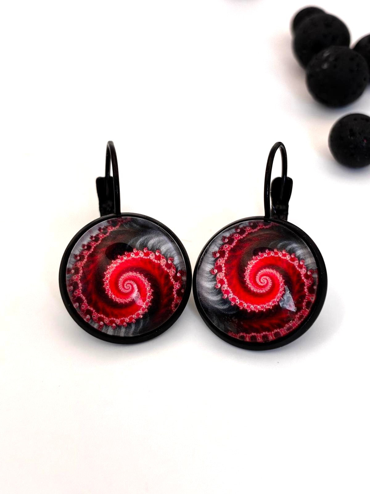 Boucles d’oreilles dormeuses. Spirale rouge et noir.