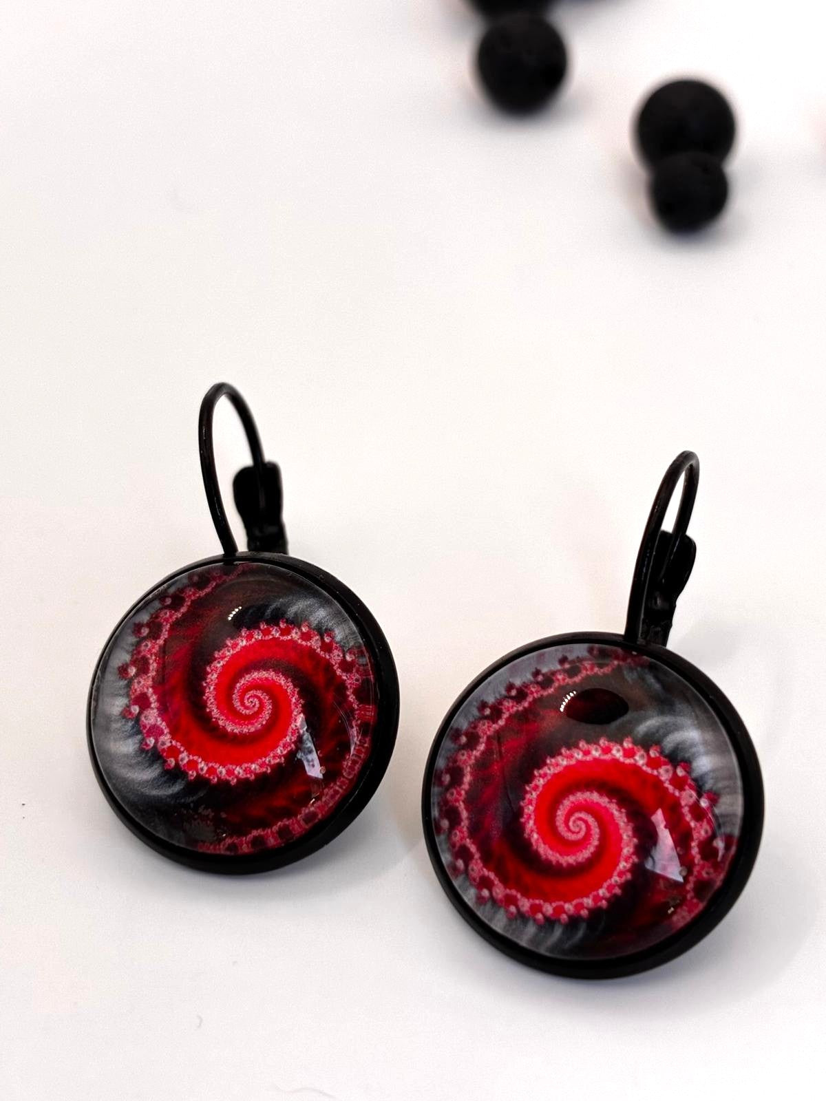 Boucles d’oreilles dormeuses. Spirale rouge et noir.
