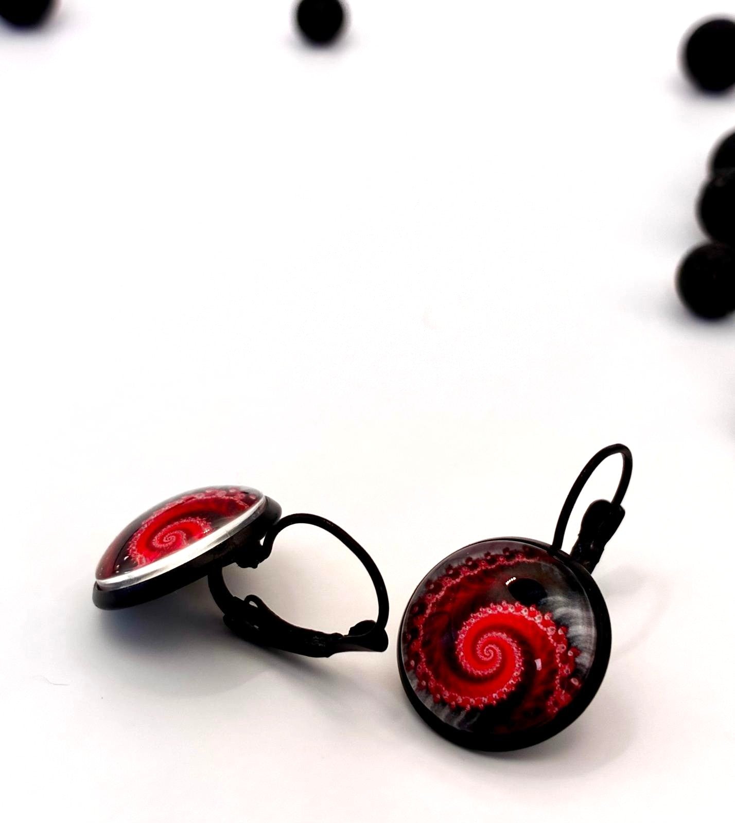 Boucles d’oreilles dormeuses. Spirale rouge et noir.