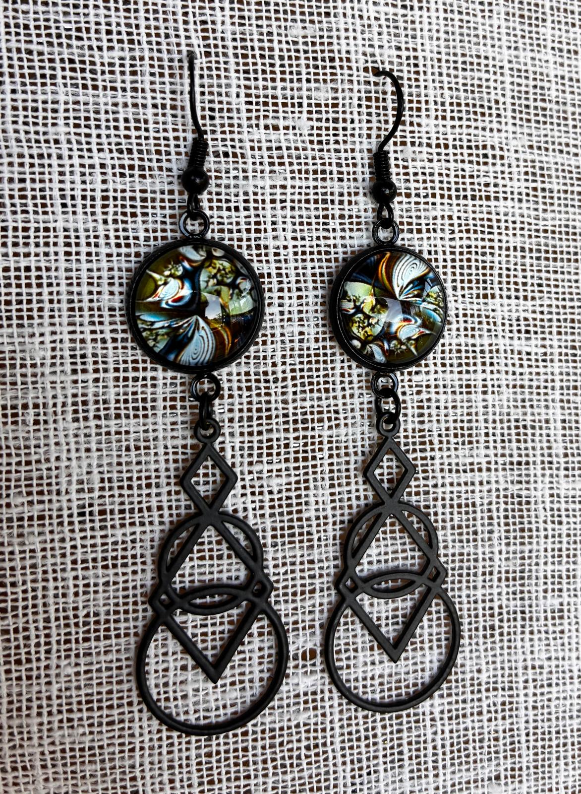 Boucles d’oreilles motif psychédélique et breloque noire