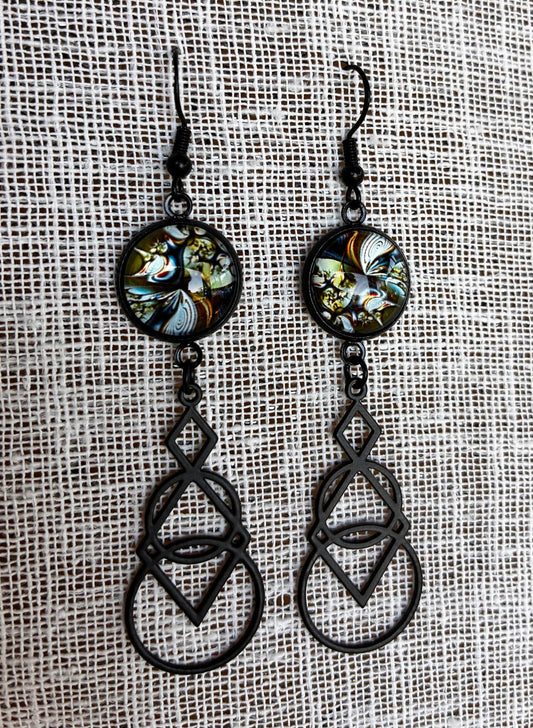 Boucles d’oreilles motif psychédélique et breloque noire