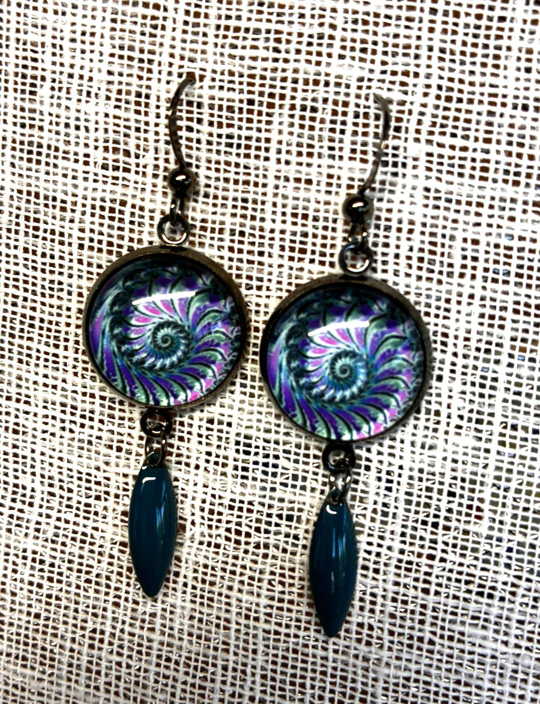 Boucles d’oreilles motif mandala bleu mauve et breloques en émail