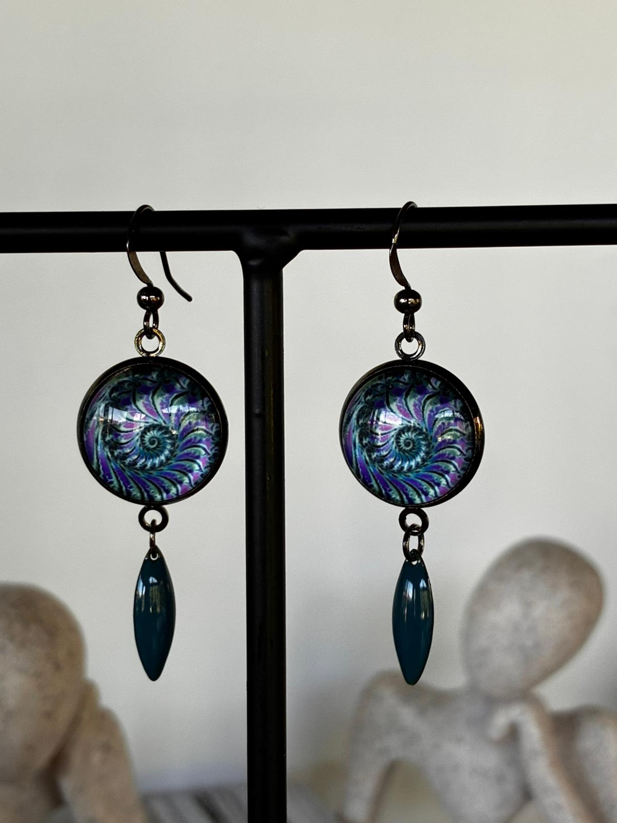 Boucles d’oreilles motif mandala bleu mauve et breloques en émail