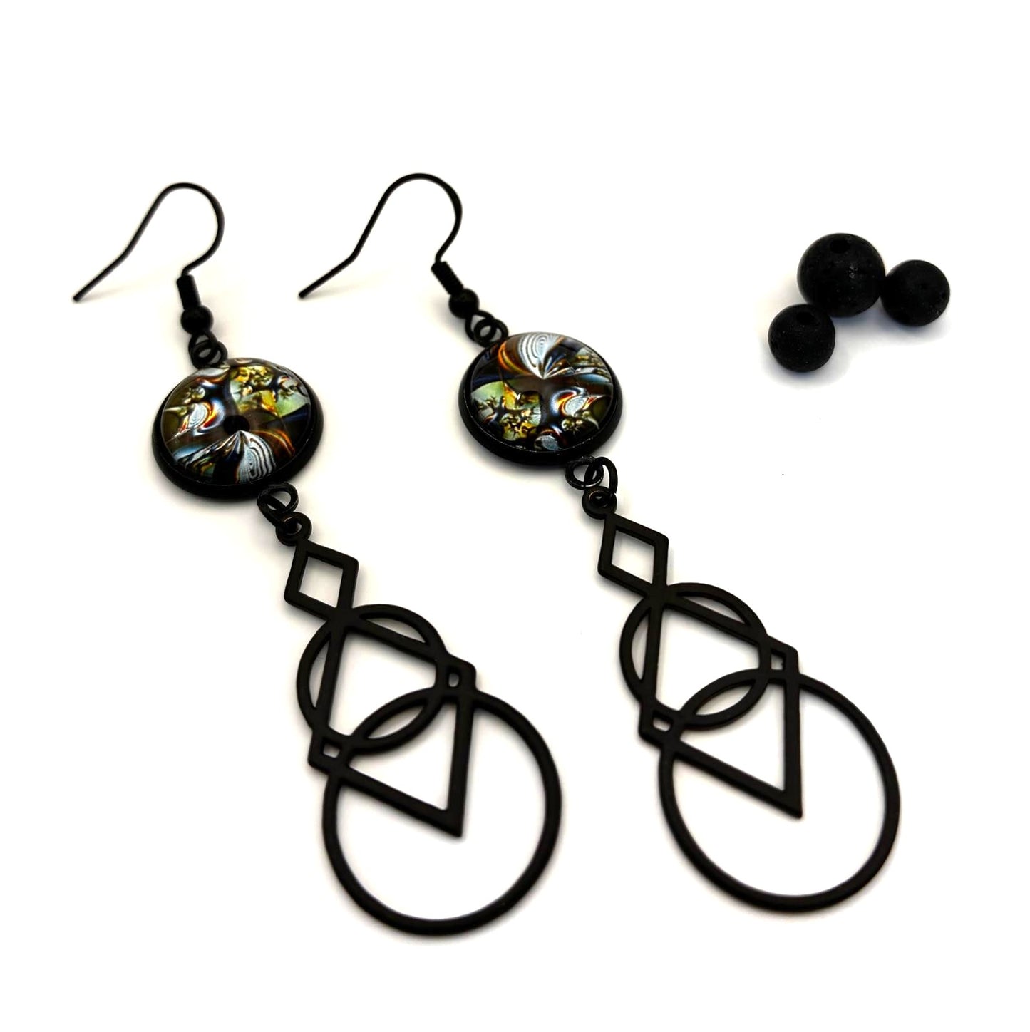 Boucles d’oreilles motif psychédélique et breloque noire