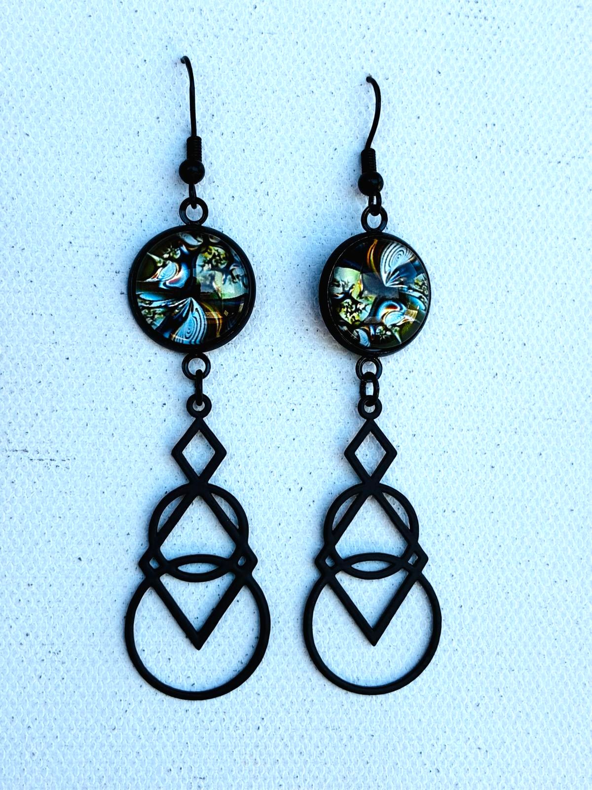 Boucles d’oreilles motif psychédélique et breloque noire